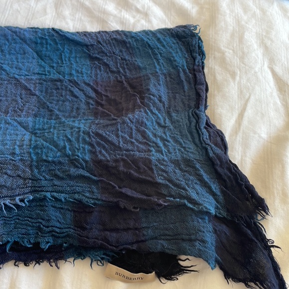 Authentic Burberry shawl / scarf in checkered blue. Worn once - Picture 3 of 3